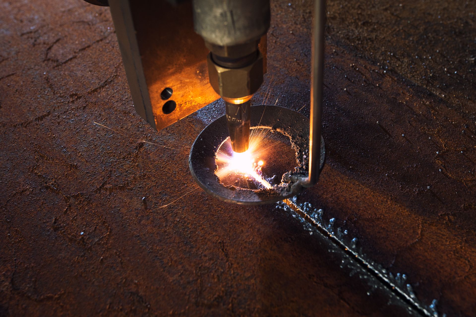 Machining vs Forging - Laser machine cutting round metal ring